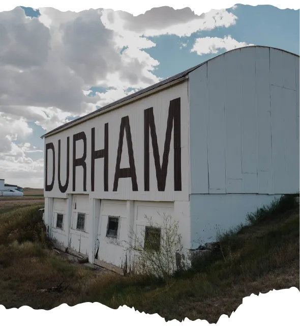 Instalación de Durham Ranch con letrero histórico del edificio