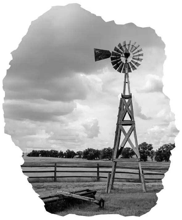 Molino de viento en paisaje de rancho abierto