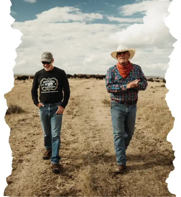 Rancheros familiares caminando en pradera abierta en Durham Ranch